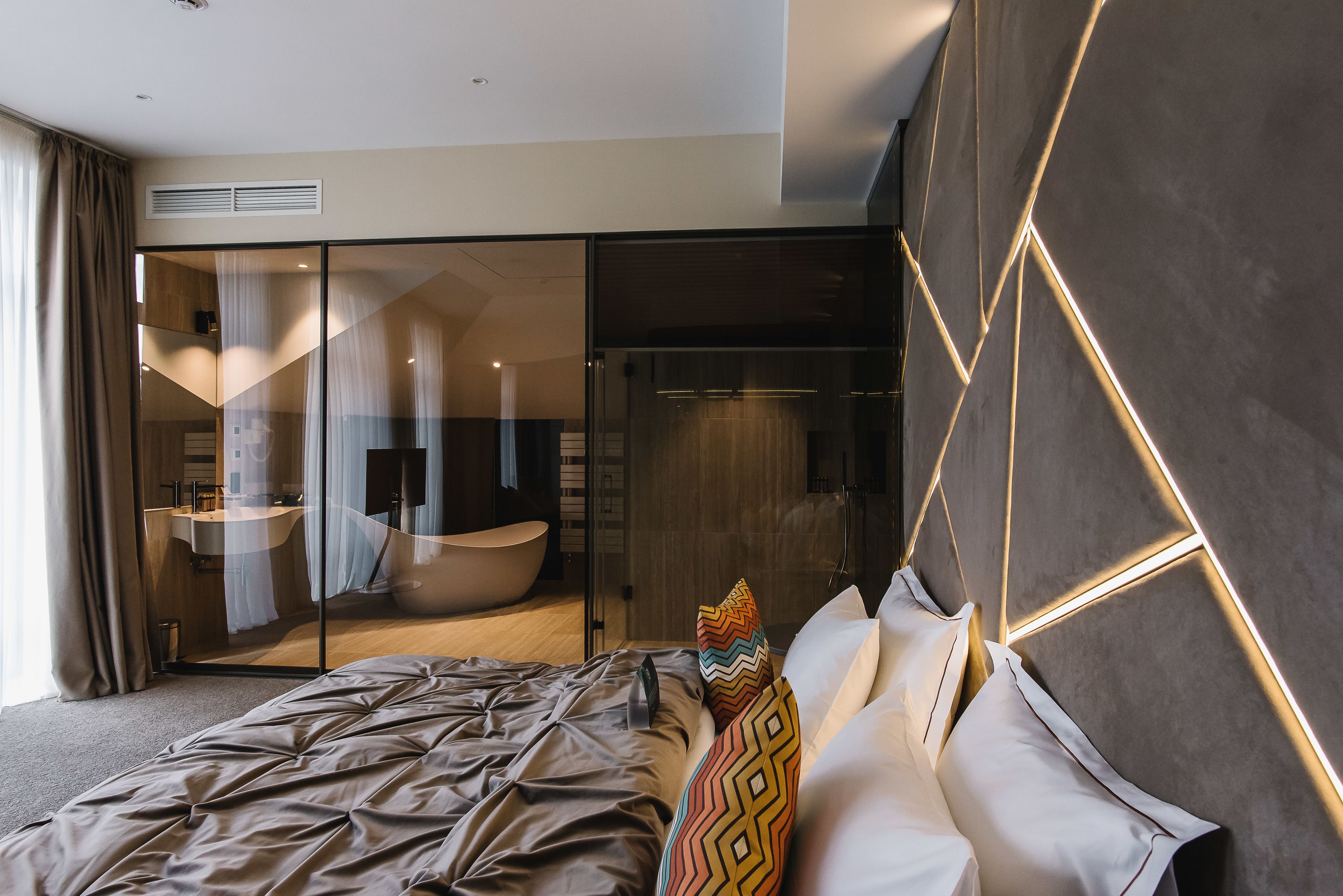 Luxury Suite, 1 Bedroom | Premium bedding, minibar, in-room safe, soundproofing