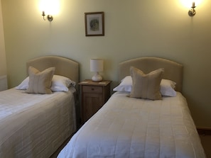 Standard Twin Room, Accessible, Ensuite (Wren's Retreat) | Individually decorated, individually furnished, iron/ironing board - Marsh Farm (Rugeley)