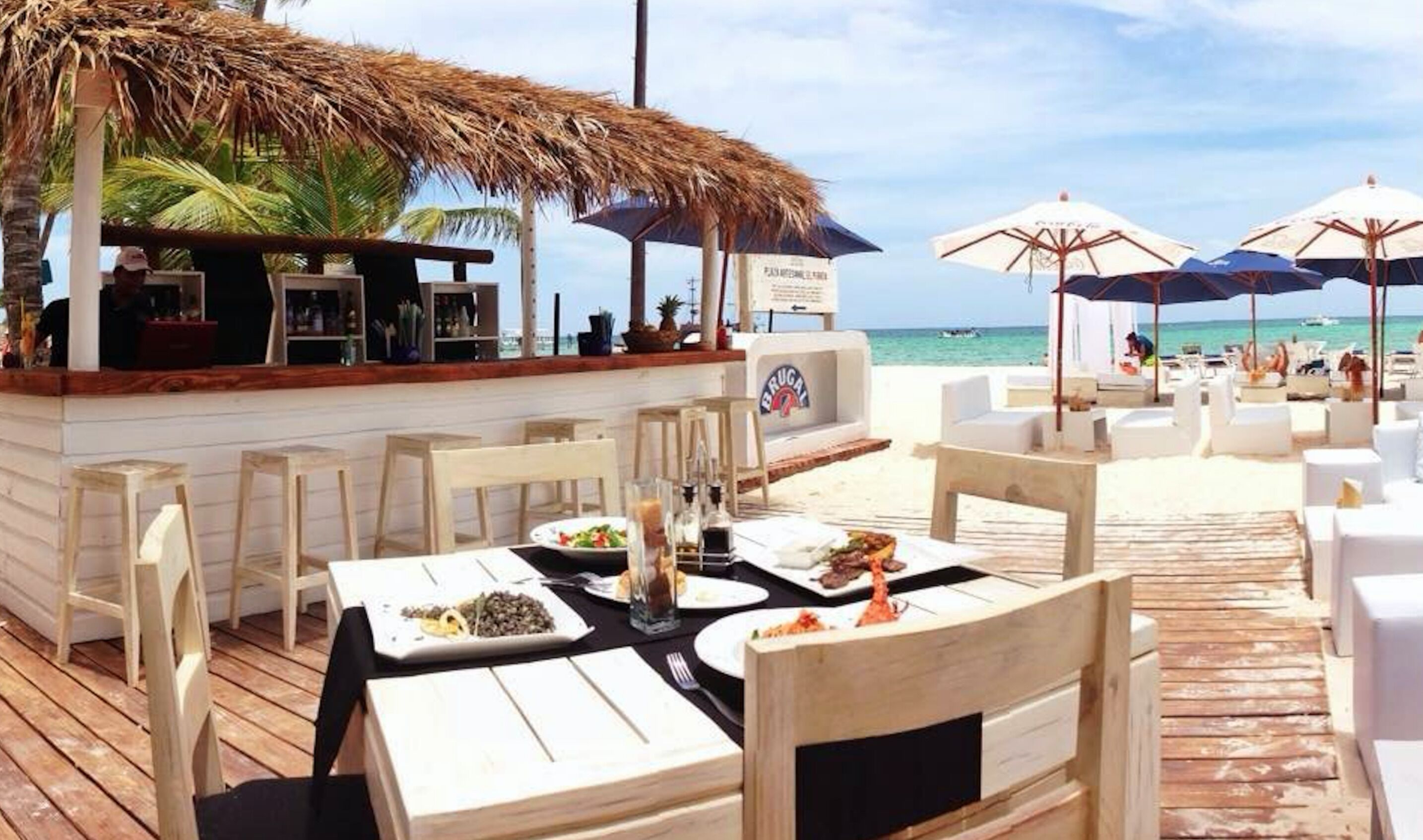 2 bars/lounges, beach bar