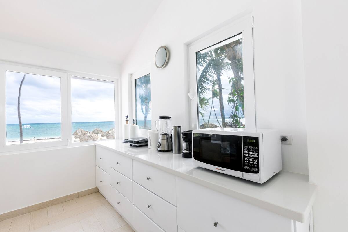 deluxe villa, 4 bedrooms, ocean view, beachfront | private kitchenette | fridge, microwave, stovetop, coffee/tea maker