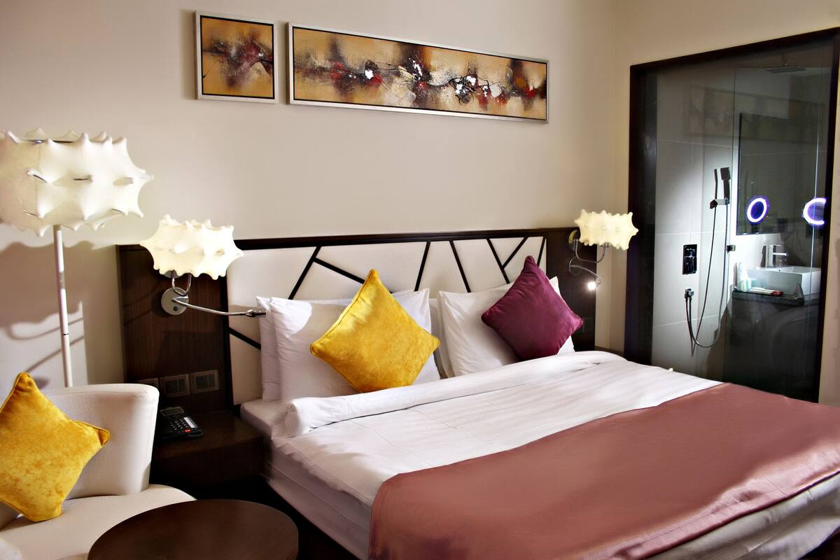 Premier Room | 1 bedroom, minibar, in-room safe, desk