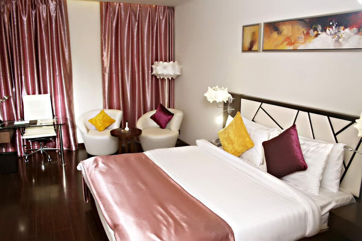 Superior Room | 1 bedroom, minibar, in-room safe, desk