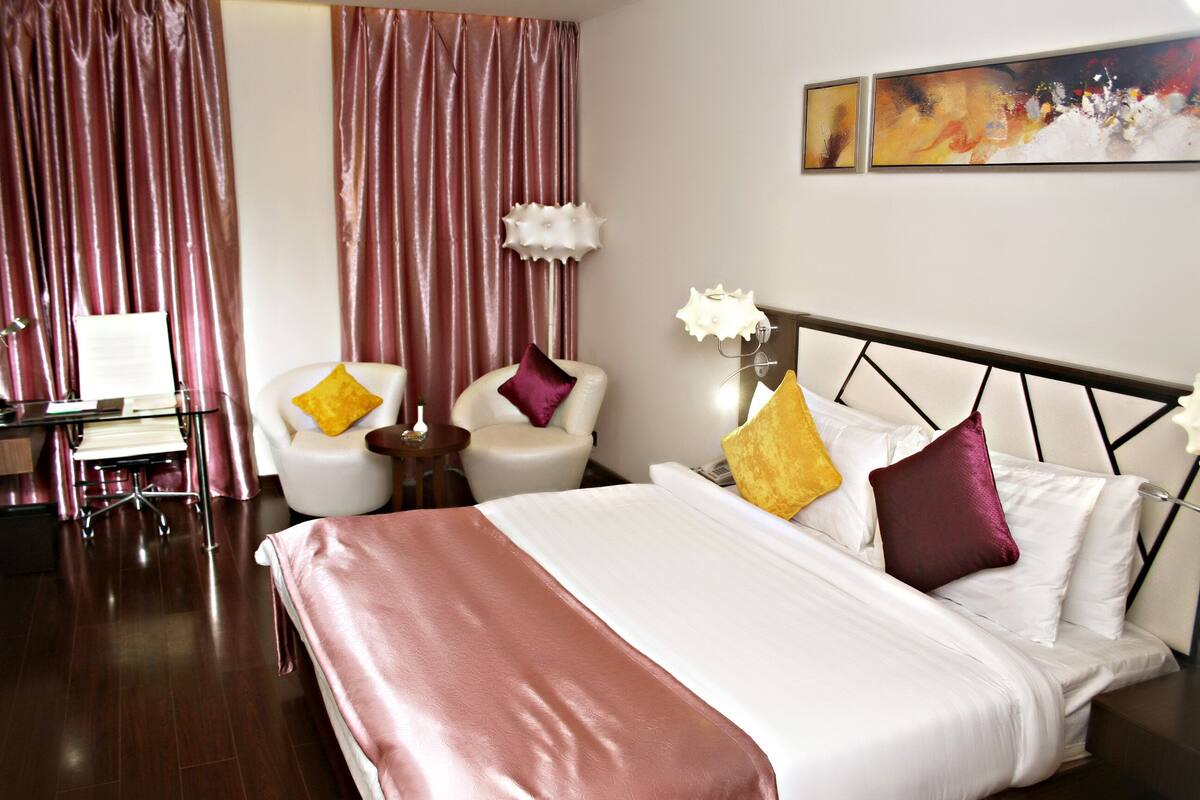 Kamar Superior | 1 kamar tidur, minibar, brankas, dan meja kerja