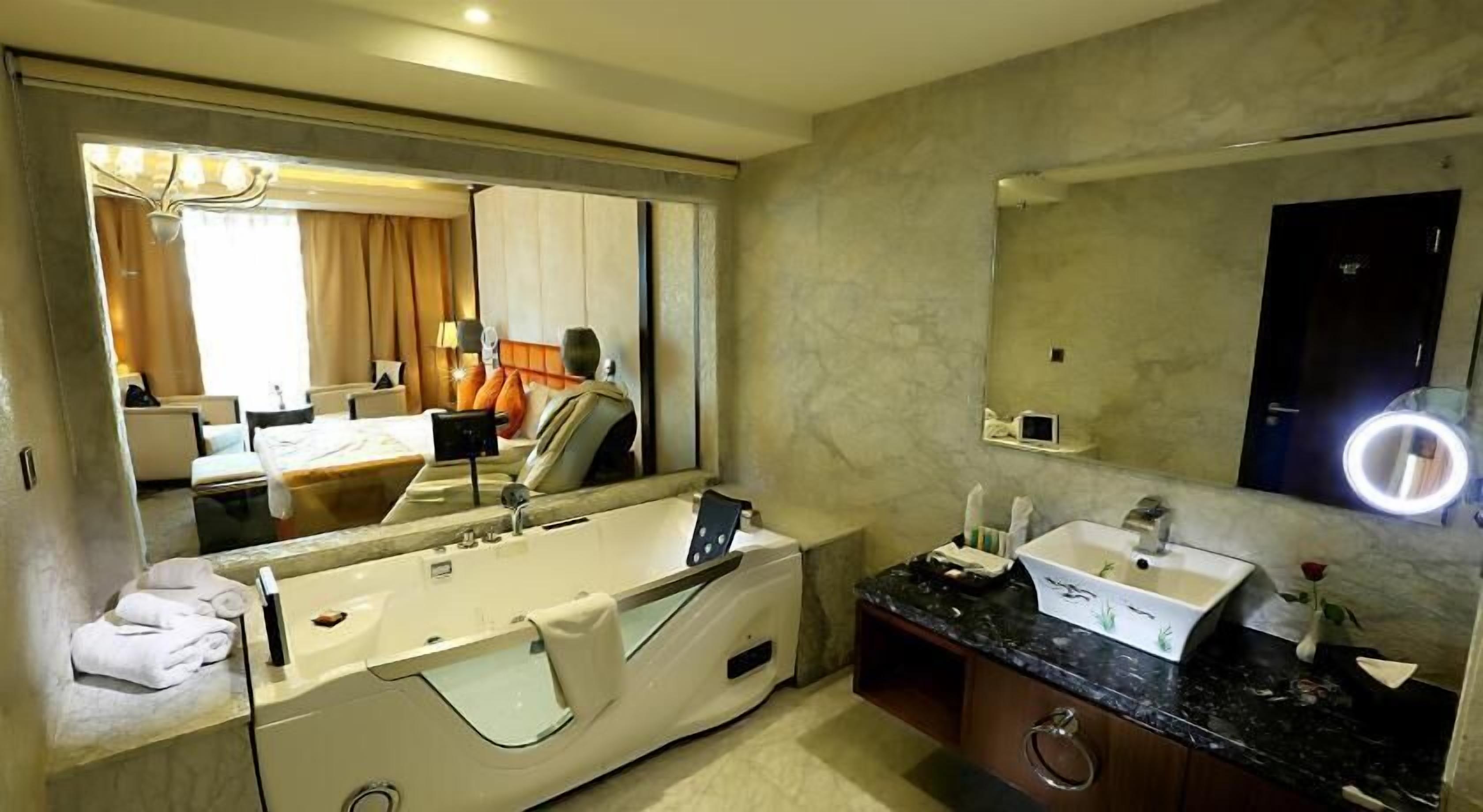 Suite | Bathroom | Bathtub, jetted bath, free toiletries, towels