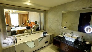 Suite | Bathroom | Bathtub, jetted tub, free toiletries, towels - Hotel The Panache (Patna)