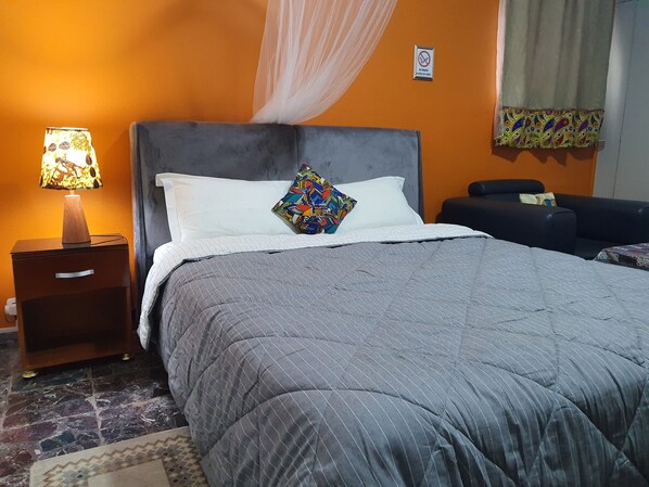 Ropa de cama de alta calidad y minibar 