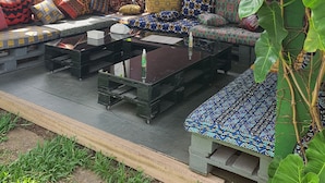 An outdoor seating area with a sofa set, a coffee table, and a pergola structure. - Villa Mango (Abidjan)