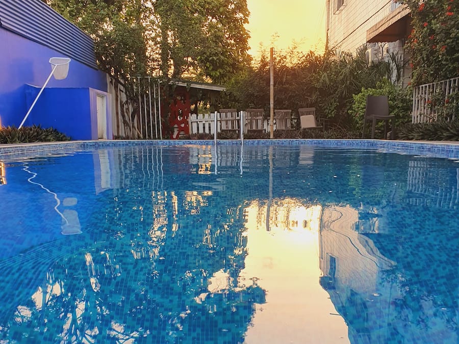 Una piscina al aire libre