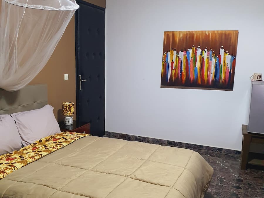 Deluxe-huone | Ylelliset vuodevaatteet, minibaari, tallelokero huoneessa, työpöytä