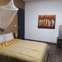 Ropa de cama de alta calidad y minibar 