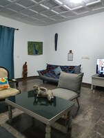 시니어 스위트 | 거실 공간 | 위성 채널 시청이 가능한 32인치 평면 TV, TV