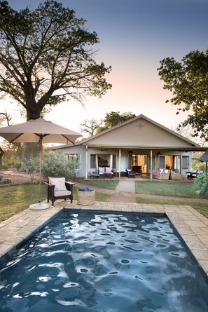 야외 수�영장, 수영장 파라솔