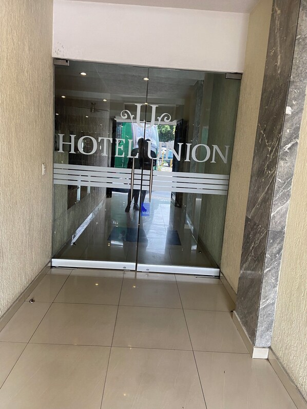 Vista frontal de la propiedad