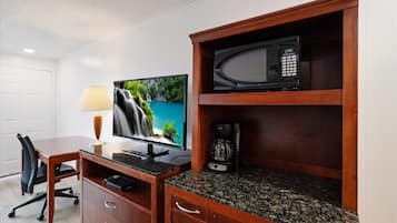 Deluxe Studio Suite | Desk, free WiFi, bed sheets
