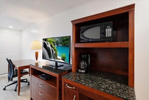 Deluxe Studio Suite | Desk, free WiFi, bed sheets