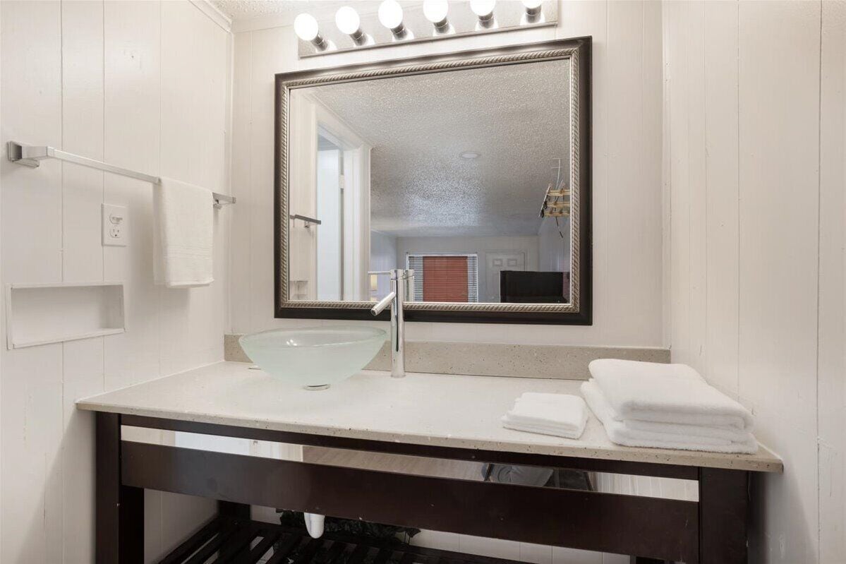 Studiosuite – deluxe | Bad | Kombinert dusj/badekar, toalettartikler (inkludert) og håndklær