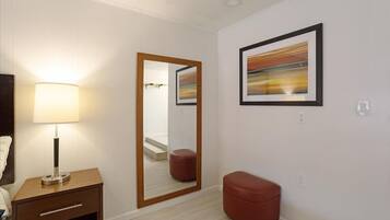 Exclusive Room, 1 King Bed, Non Smoking | Desk, free WiFi, bed sheets