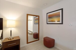 Escritorio, wifi gratis y ropa de cama 