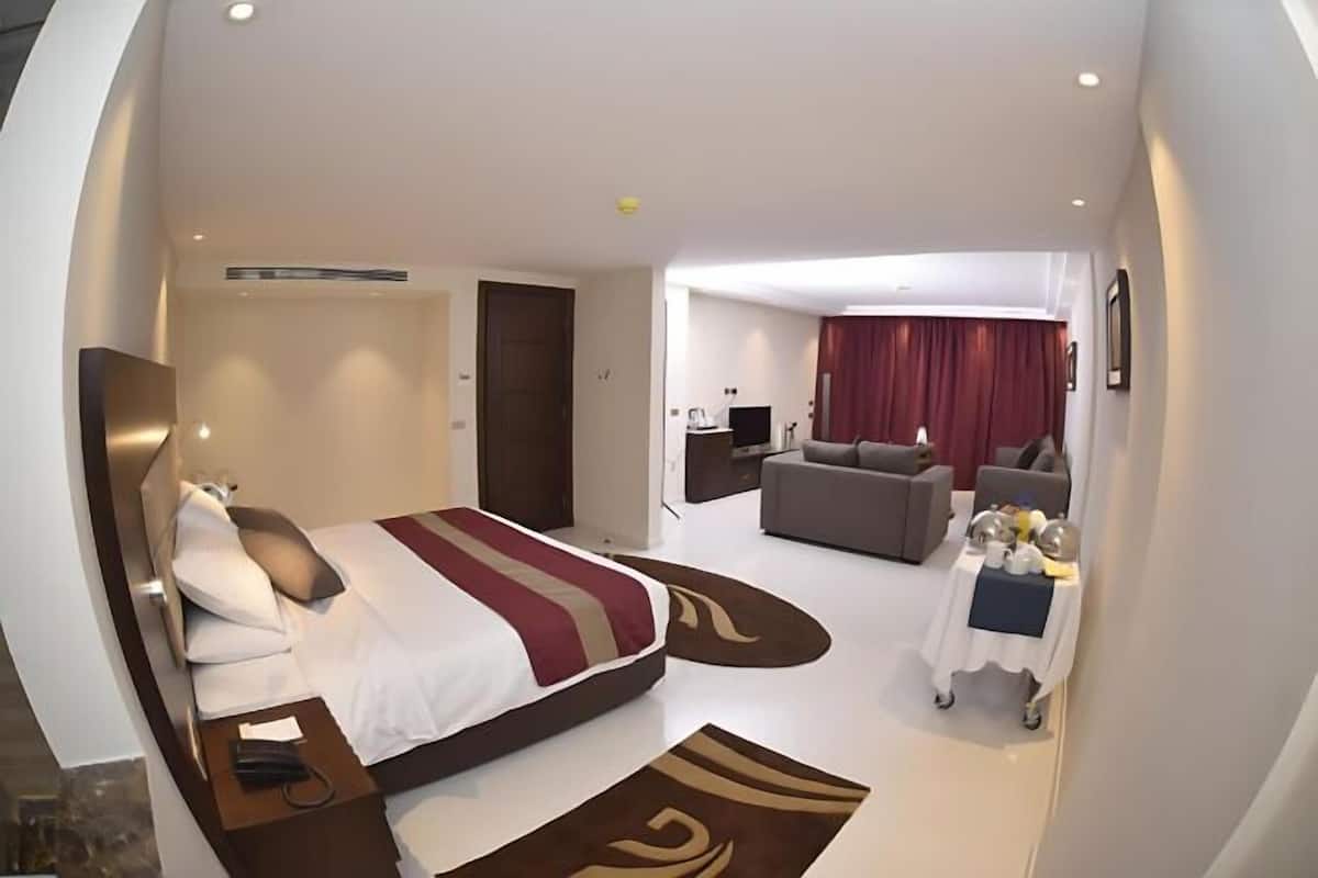 2 bedrooms, in-room safe, desk, iron/ironing board