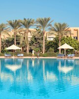 Una piscina techada, 2 piscinas al aire libre