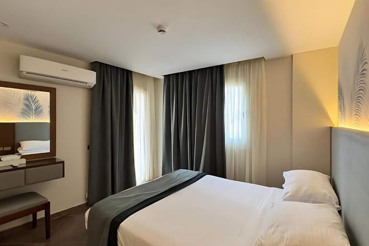 2 bedrooms, in-room safe, desk, iron/ironing board