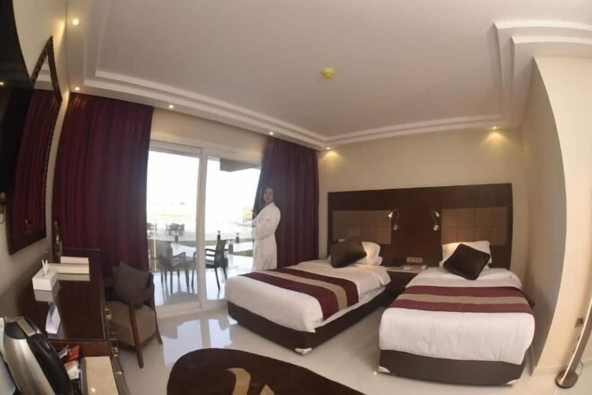 2 bedrooms, in-room safe, desk, iron/ironing board