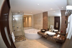 Suite ejecutiva, vistas a la piscina | Baño | Ducha, artículos de higiene personal gratuitos y secador de pelo