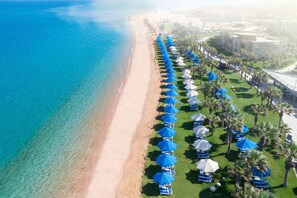 Playa privada, camastros, sombrillas y toallas de playa