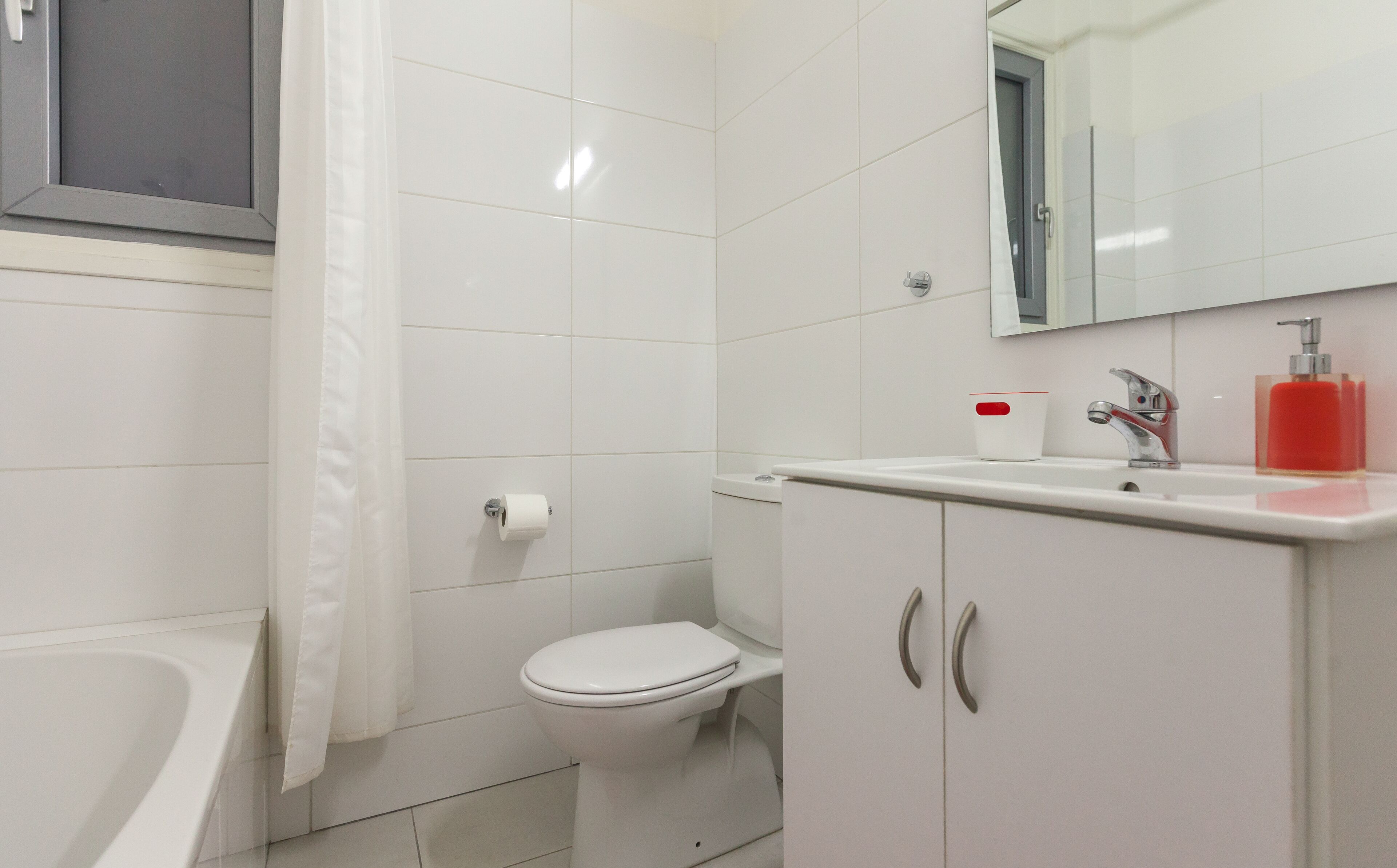 Un baño moderno con inodoro, lavabo y bañera.