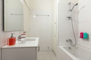 Kostenlose Toilettenartikel, Haartrockner, Handtücher