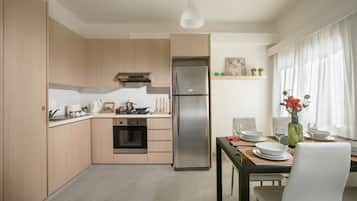 Großer Kühlschrank, Mikrowelle, Ofen, Herdplatte
