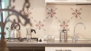 Wasserkocher mit Kaffee-/Teezubehör, Kühlschrank, Ofen