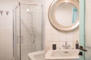 Apartemen (Casa Siciliana 04) | Kamar mandi | Shower, perlengkapan mandi gratis,  dan handuk