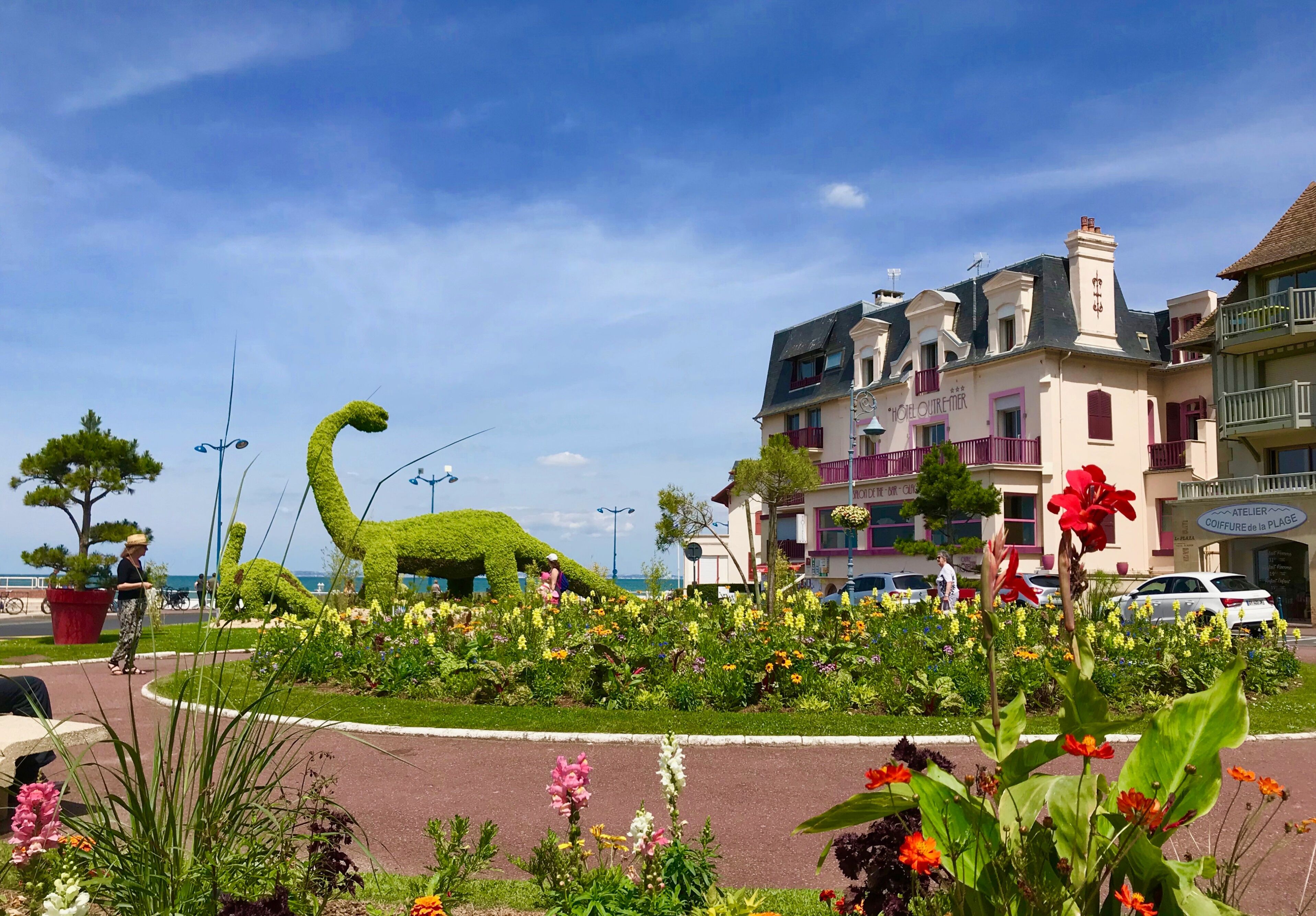 A building with a balcony and a sign that reads "Atelier de la Plage."
