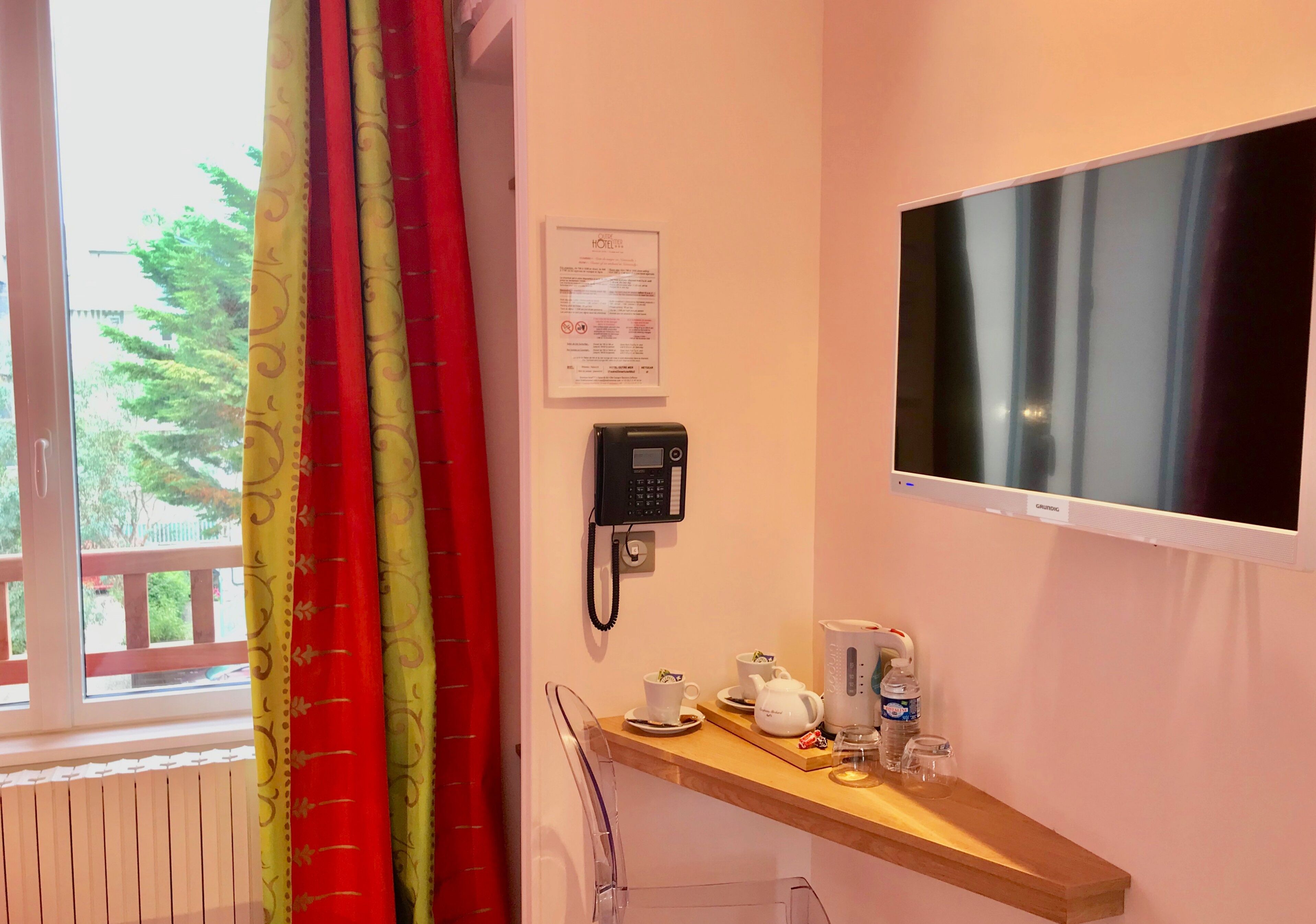 chambre double standard, 1 lit double, côté cour intérieure | living area | 80-cm flat-screen tv with digital channels, tv, books