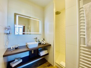 Chambre Double Supérieure, 1 grand lit, vue cour intérieure | Salle de bain | Articles de toilette écologiques, séchoir à cheveux, serviettes fournies
