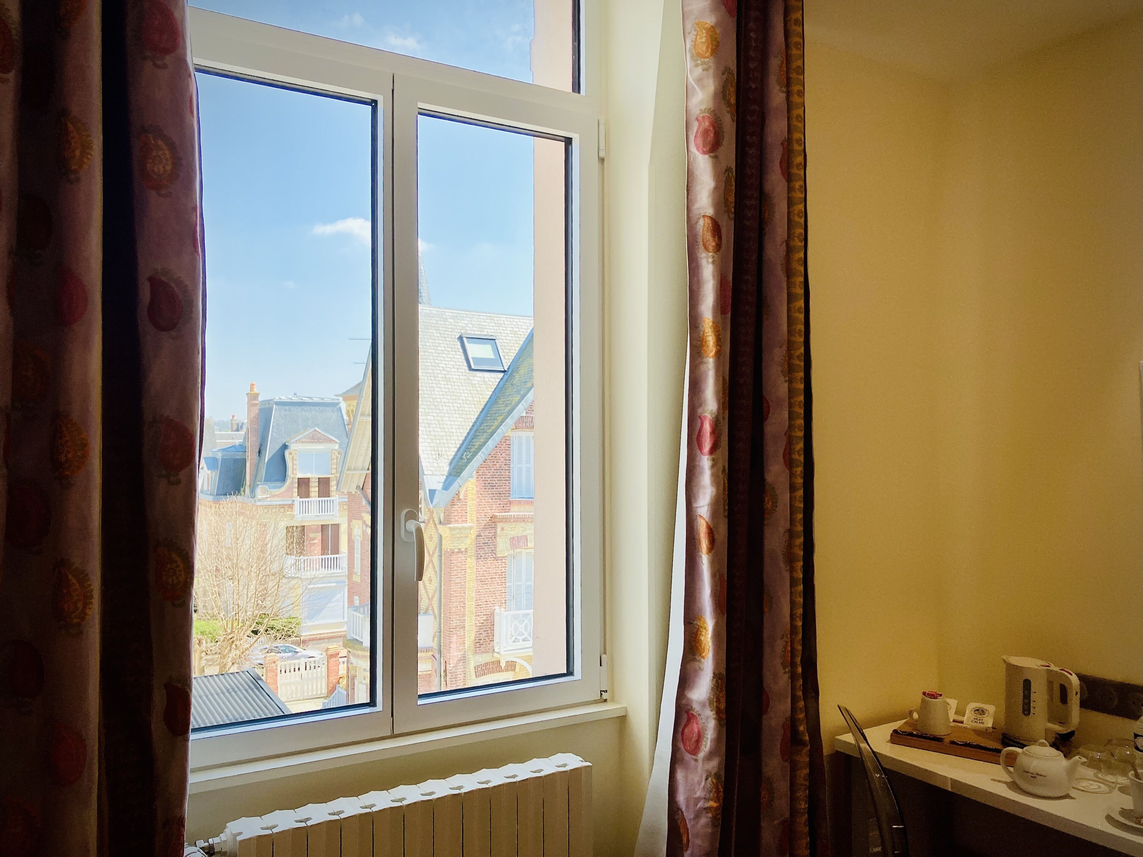 chambre double supérieure, 1 grand lit, vue cour intérieure | living area | 80-cm flat-screen tv with digital channels, tv, books