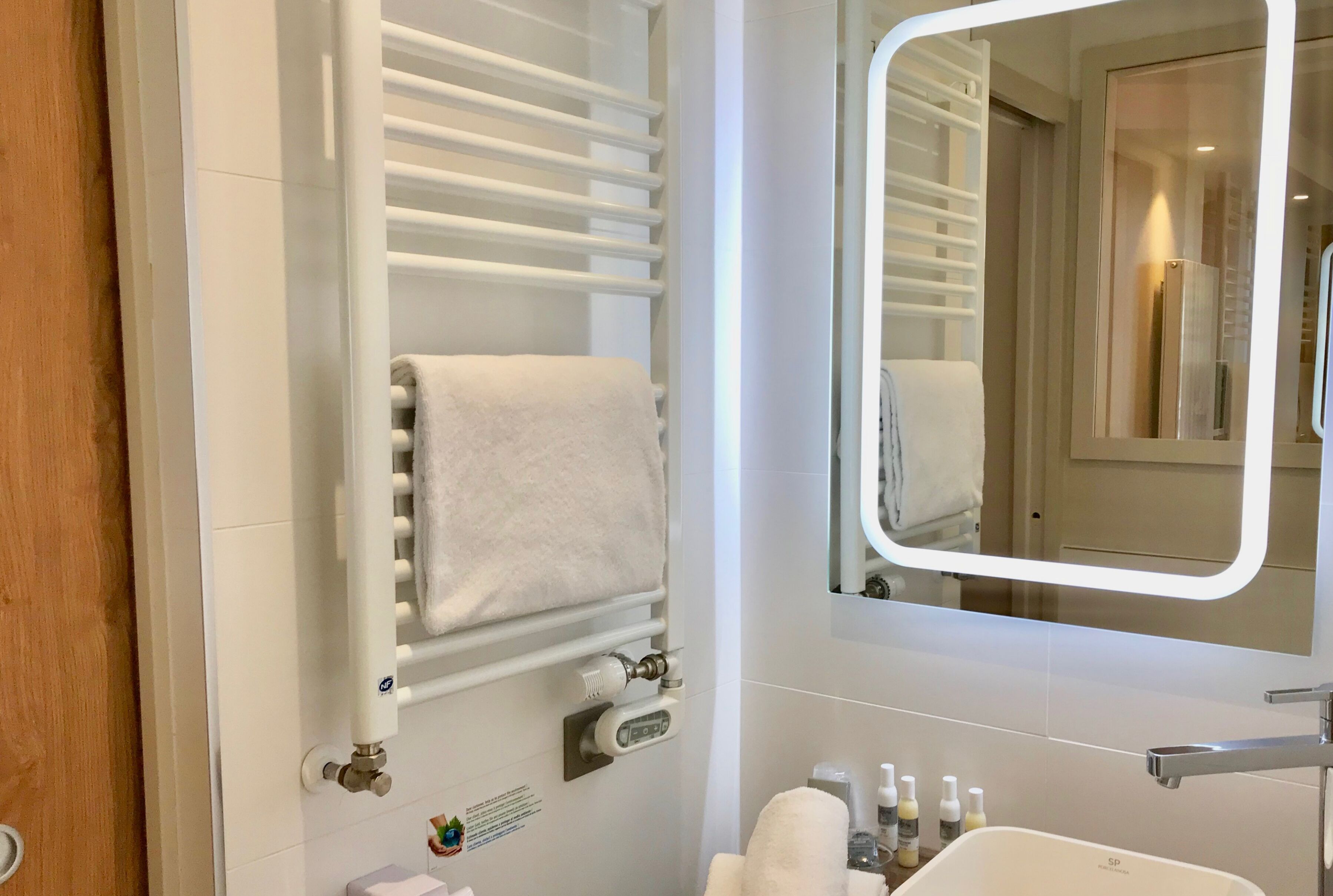 suite design, 1 très grand lit, terrasse, vue mer partielle | bathroom | eco-friendly toiletries, hair dryer, towels, soap