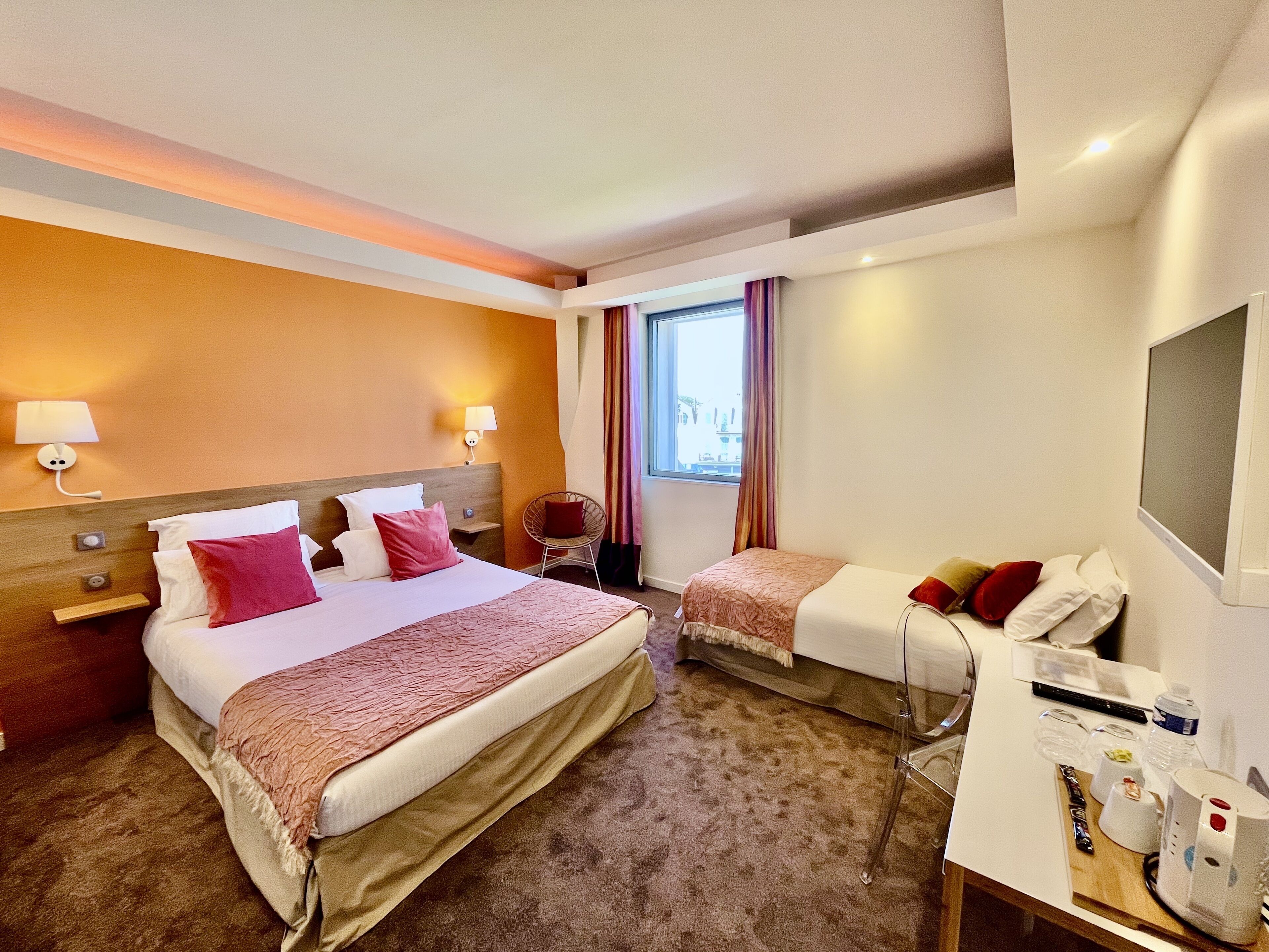 Chambre Triple Familiale, vue mer | Premium bedding, pillow-top beds, in-room safe, individually decorated