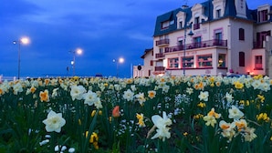 A hotel with a balcony and a sign that reads "OUVERTURE". - Hôtel Outre-Mer (Villers-sur-Mer)
