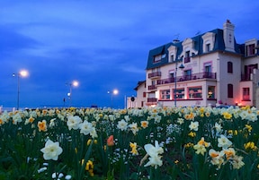 Voorkant accommodatie - avond/nacht