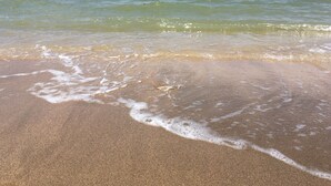 A beach with clear water and a sandy shore. - Hôtel Outre-Mer (Villers-sur-Mer)