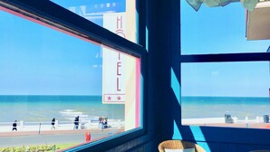 A hotel with a view of the beach and ocean. - Hôtel Outre-Mer (Villers-sur-Mer)