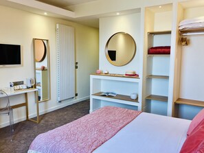 Chambre Triple Familiale, vue mer | Khu phòng khách | TV màn hình phẳng 80-cm có truyền hình kỹ thuật số, TV, sách 