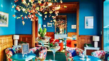 Petit déjeuner composé de spécialités régionales (20 EUR par personne)