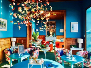 每日供应当地美食早餐（每人 EUR 20）