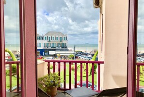 Suite Design, 1 très grand lit, terrasse, vue mer partielle | Balcony view