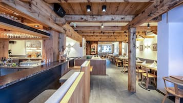 供應午餐及晚餐;本地及多國菜