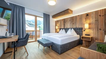 Ropa de cama de alta calidad y caja de seguridad en la habitación