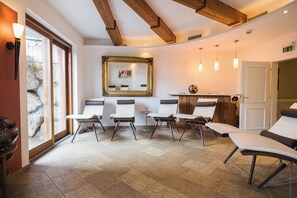 三溫暖烤箱、蒸氣室、按摩服務